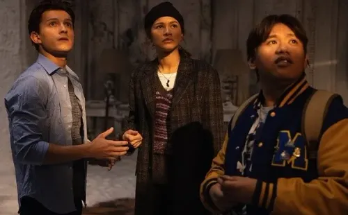 Tom Holland junto a Zendaya y Jacob Batalon en el set. Foto: (Tom Holland)