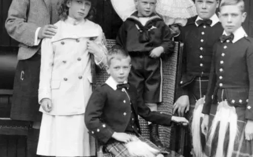 Jorge V con sus hijos. John, en los brazos de su madre. Foto: (Vanitatis)