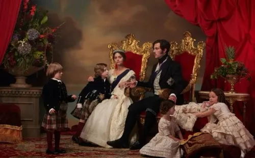 Los intérpretes de la Reina Victoria en su serie, Victoria. Foto: (Movistar +)