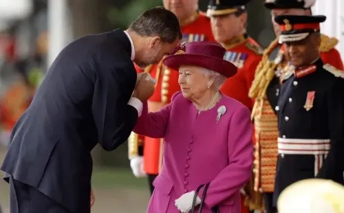 Felipe VI e Isabel II manejan dos monarquías diferentes. Foto: (Getty)