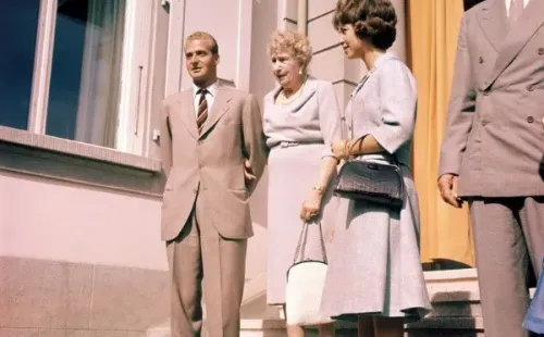 Victoria Eugenia de Battenberg con su nieto, Juan Carlos de Borbón y la Reina Sofía. Foto: (Vanity Fair)