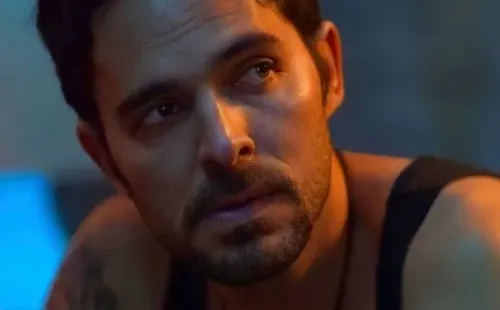 Manolo Cardona como Álex Guzmán. Foto: (Netflix)