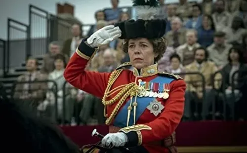 Olivia Colman fue la encargada de interpretar a la Reina Isabel II en las últimas temporadas de The Crown. Foto: (IMDB)