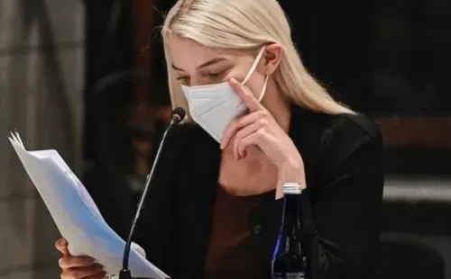 Anya Taylor-Joy a la hora de aprender sus líneas para SNL. Foto: (NBC)