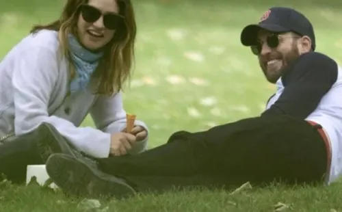 Chris Evans y Lily James. Foto: (Backgrid)