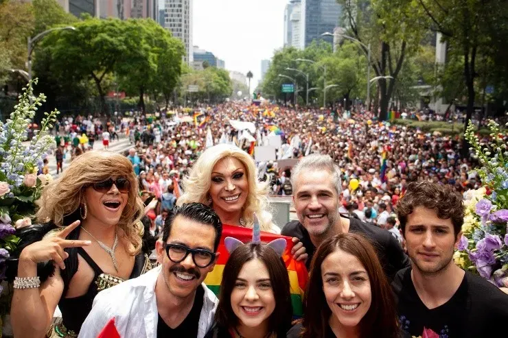El elenco de La Casa de las Flores en la Marcha del Orgullo en Ciudad de México en 2018 (Foto: Getty Images)