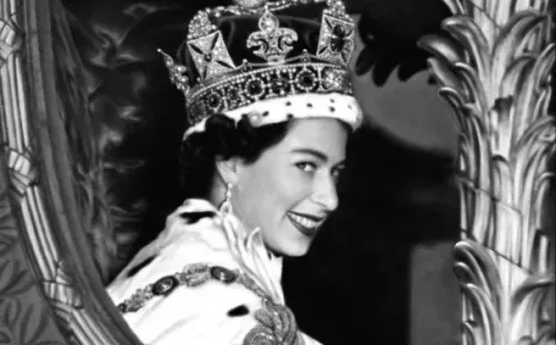 Isabel II en el día de su coronación. Foto: (@theroyalfamily)