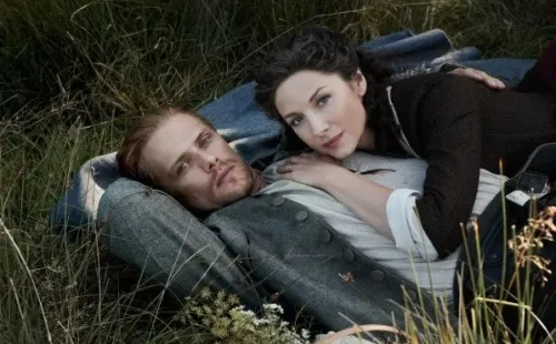 Sam Heughan y Caitriona Balfe transmiten una química inigualable. Foto: (Starz Play)