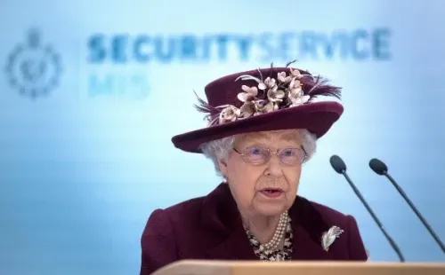 Isabel II también opino de The Crown. Foto: (Getty)