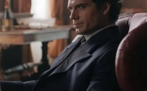Henry Cavill como Sherlock Holmes en Enola Holmes. Foto: (Netflix)
