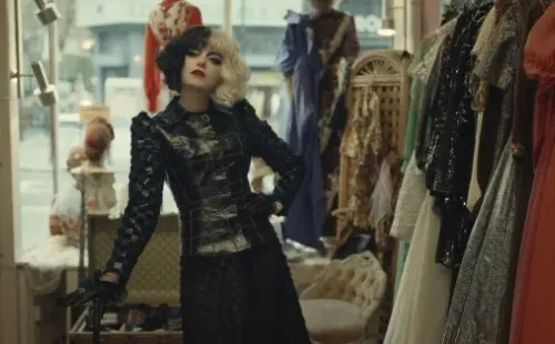 Emma Stone como Cruella. Foto: (Disney+)