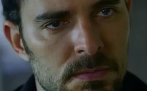 Manolo Cardona es Álex Guzmán. Foto: (Netflix)