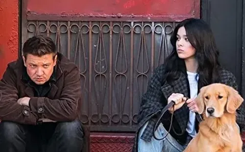 Jeremy Renner y Hailee Steinfeld en el set. Foto: (IMDB)