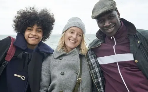 Los protagonistas en el espacio del secuestro. Foto: (Netflix)