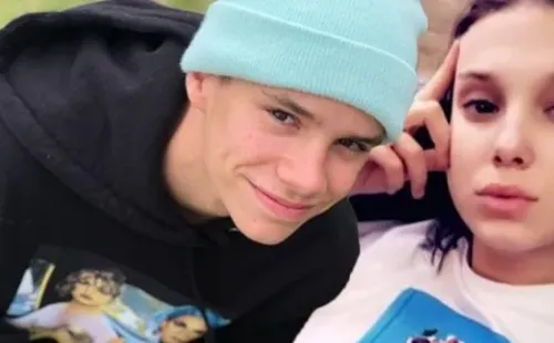 Millie Bobby Brown y Romeo Beckham (Youtube de Hollyscoop)