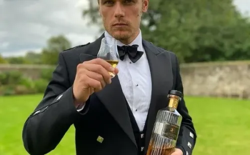 Sam Heughan con su whisky. Foto: (@samheughan)