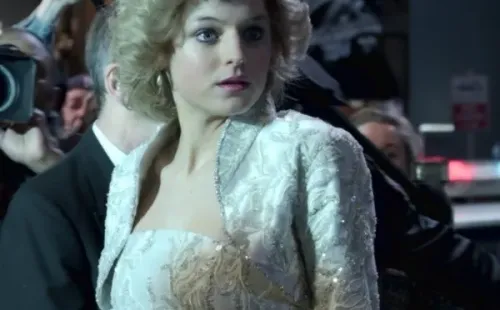 Emma Corrin interpretando a Lady Di. Foto: (Netflix)