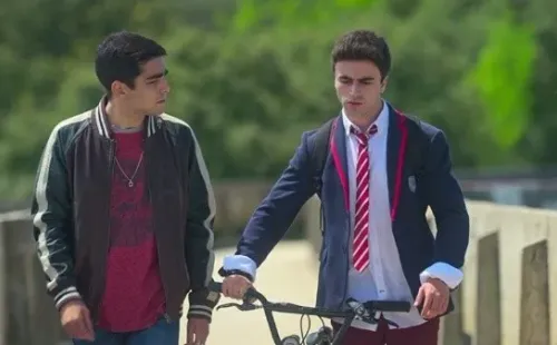 Omar Ayuso e Itzan Escamilla en la primera temporada. Foto: (IMDB)