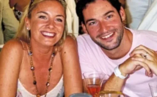 Tom Ellis y su hermana gemela.
