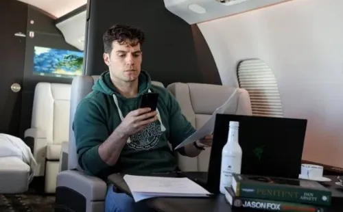 La fotografía con la que Henry Cavill anunció su viaje.