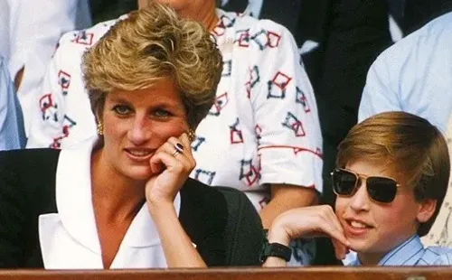 El Príncipe William junto a su madre, Lady Di. Foto: (Vanity Fair)