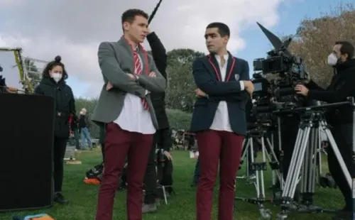 Aron Piper junto a Omar Ayuso en el detrás de escena de Élite. Foto: (Netflix)