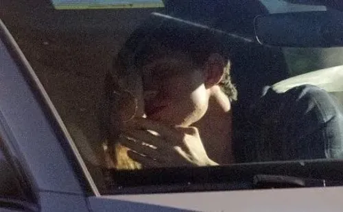 Tom Holland y Zendaya a los besos. Foto: (Page Six)