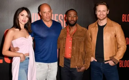 Sam Heughan y Eiza González con el resto del elenco. Foto: (Getty)