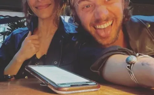 Sarah Shahi y Adam Demos. Foto: (@sarahshahi)