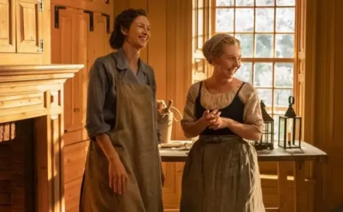 Lauren Lyle junto a Caitriona Balfe en el set. Foto: (Starz)