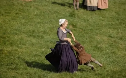 Marsali Fraser con su hijo más grande. Foto: (Starz)