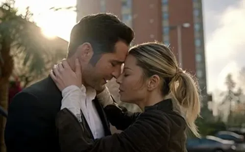 Tom Ellis y Lauren German. Foto: (IMDB)