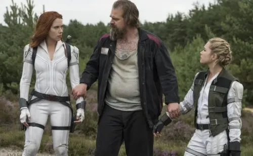 David Harbour como Red Guardian