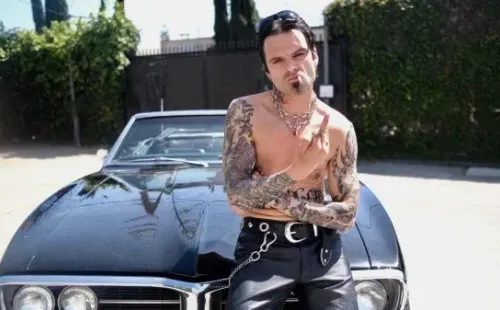 Sebastián Stan en su papel de Tommy Lee. Foto: (@imsebastianstan)