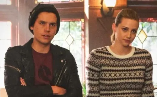 Lili Reinhart y Cole Sprouse durante las grabaciones de Riverdale. Foto: (Stream CW)
