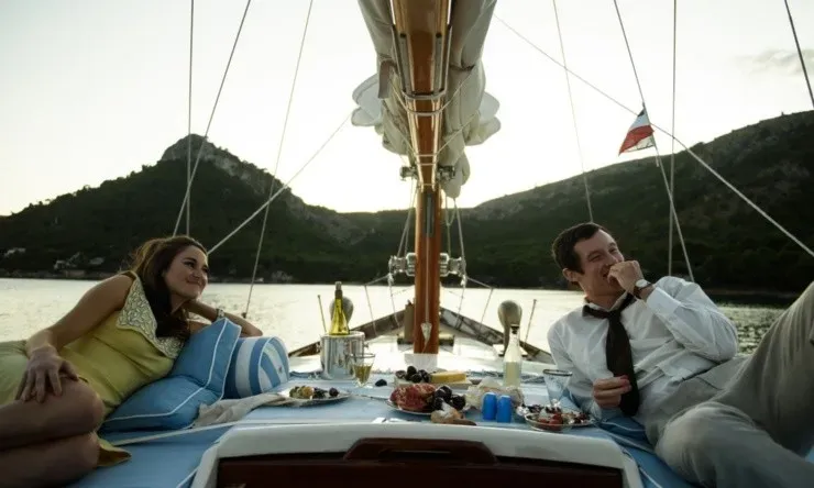 Shailene Woodley y Callum Turner protagonizan La última carta de amor (Foto: Netflix)