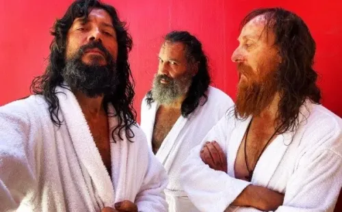 Álvaro Morte con parte del elenco de Sin Límites. Foto: (@alvaromorte)