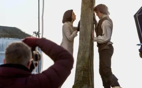 Los viajes en el tiempo de Claire y Jamie. Foto: (Starz)