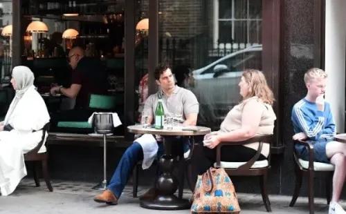 Henry Cavill junto a su amiga. Foto: (Gtres)