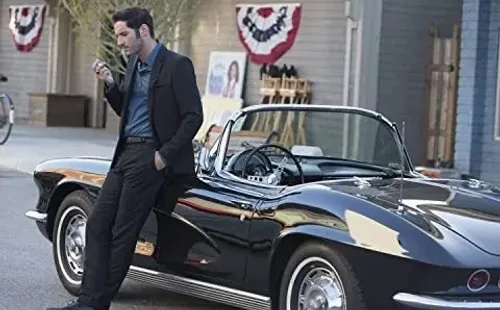 Lucifer junto a su auto. Foto: (IMDB)