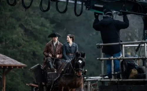 Jamie y Claire andando a caballo. Foto: (Starz Play)