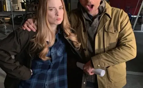 Martin Henderson y Alexandra Breckenridge en el set. Foto: (Netflix)