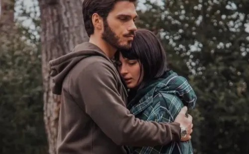 Giuseppe Maggio junto a Alice Pagani. Foto: (Netflix)