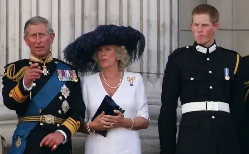 El Príncipe Harry junto a Camilla Parker Bowles y su padre. Foto: (Getty)
