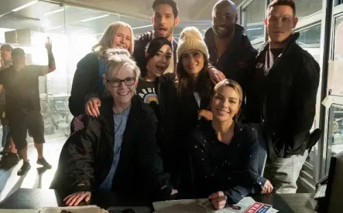 El elenco completo ya está listo para decir adiós. Foto: (Netflix)