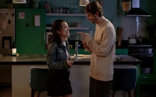 más alla de la fiesta netflix midori francis victoria justice.jpg