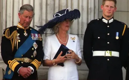 El Príncipe Carlos, Camila Parker Bowles y el Príncipe Harry. Foto: (Getty)