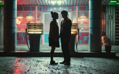 Emma Mackey y Asa Butterfield. Foto: (Netflix)