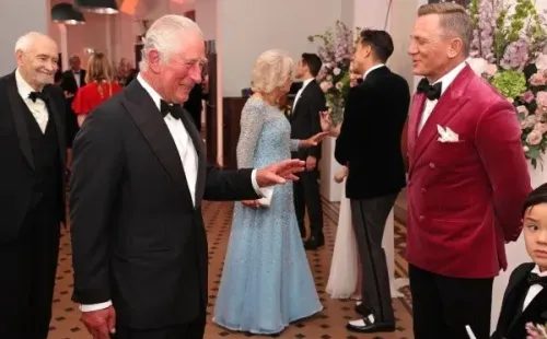 El Príncipe Carlos junto a Daniel Craig. Foto: (@clarencehouse)