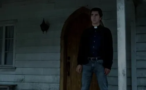 hamish linklater misa de medianoche netflix.jpg